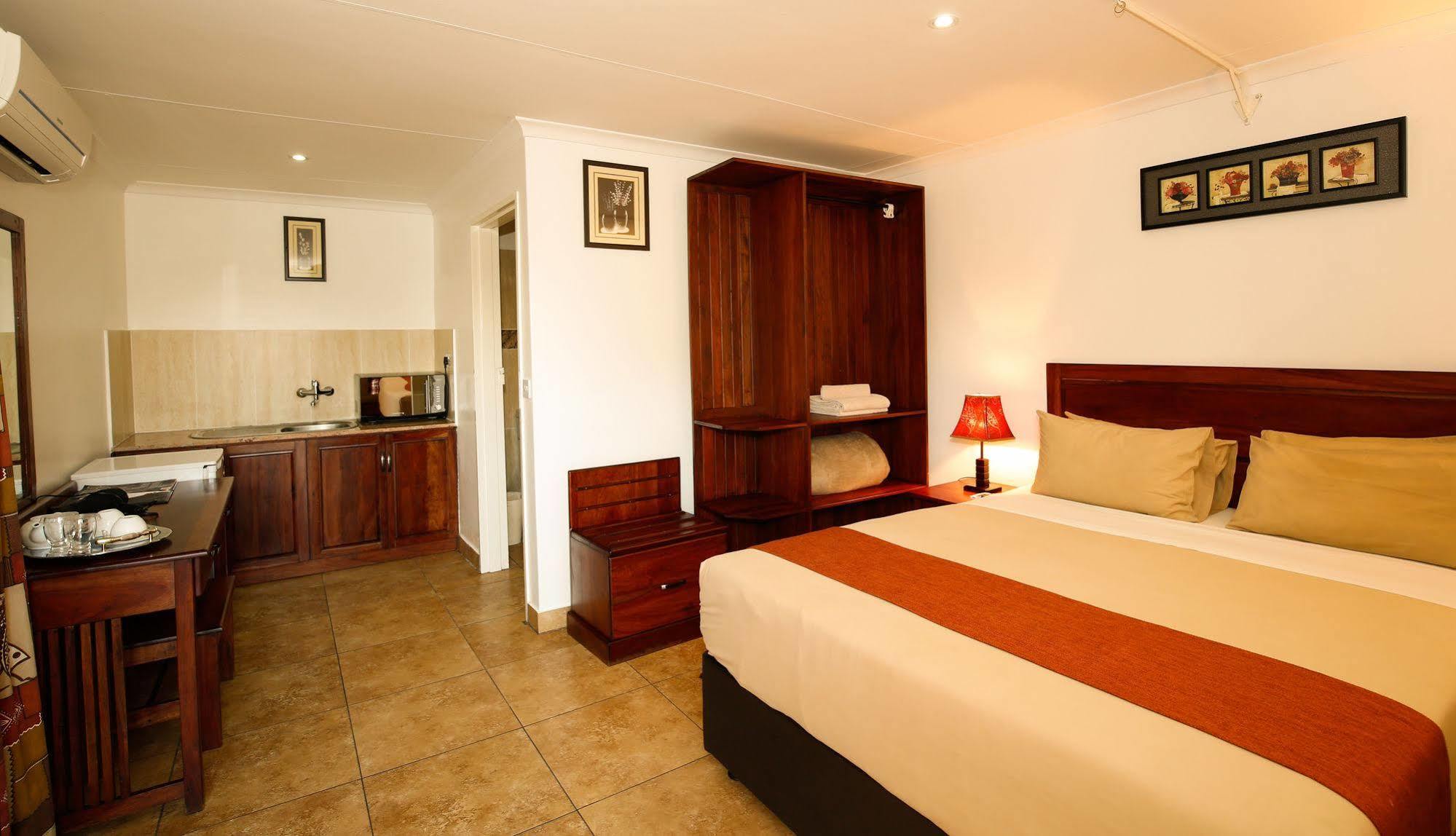Mokoro Lodge Maun Bagian luar foto
