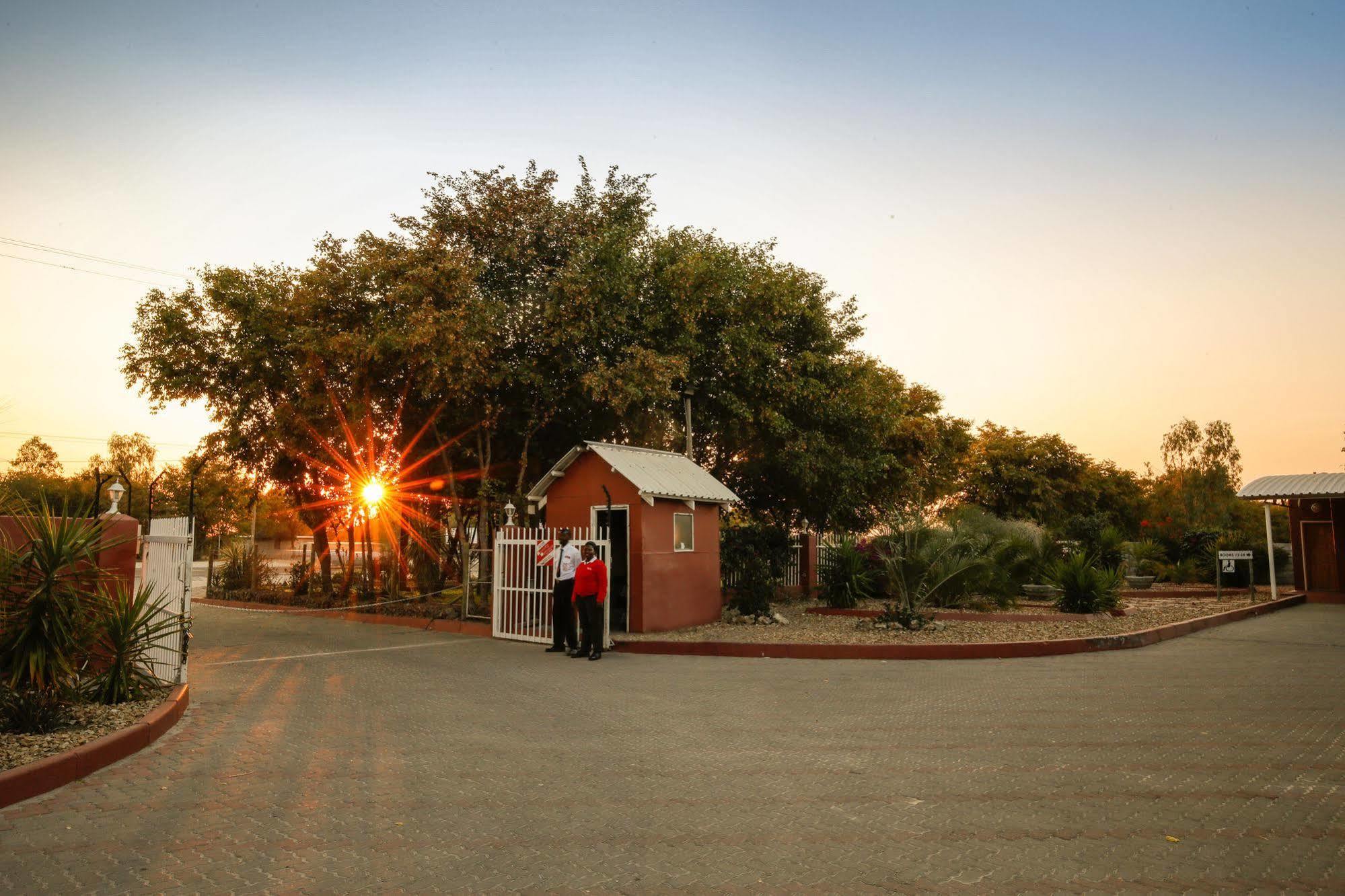 Mokoro Lodge Maun Bagian luar foto